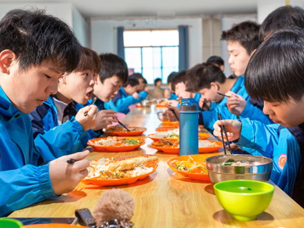 汉滨学生用餐